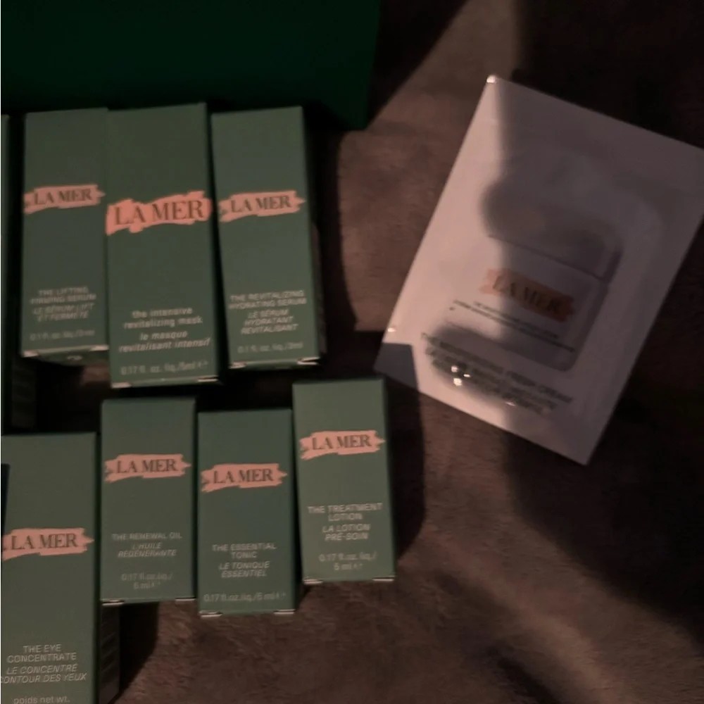 La Mer Skincare Collection with White and Green Packaging - Picture 3 of 9